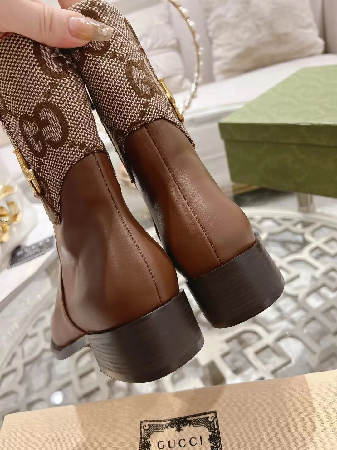 👟👟Ex-factory price 600👟👟 Gucci's latest popular half-horsebit detail boots for autumn and winter, European and American punk style riding boots, horsebit detail boots, the same style as the big-name street style darlings of European and American stars. Upper: Calfskin imported from Italy Size: 35-42#